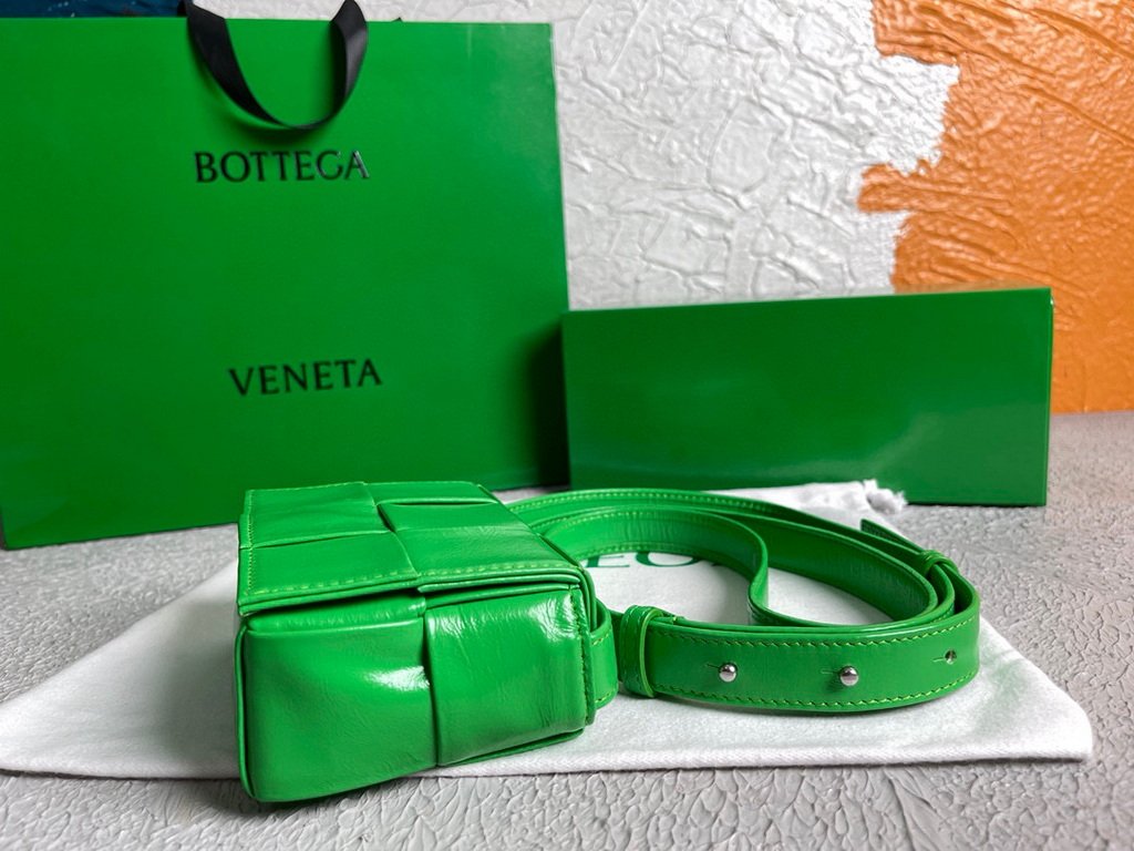 Bottega Veneta BV 666688 Cassette Shoulder Bag 33993 Green