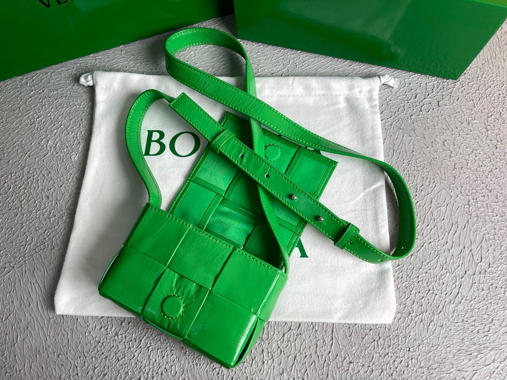 Bottega Veneta BV 666688 Cassette Shoulder Bag 33993 Green