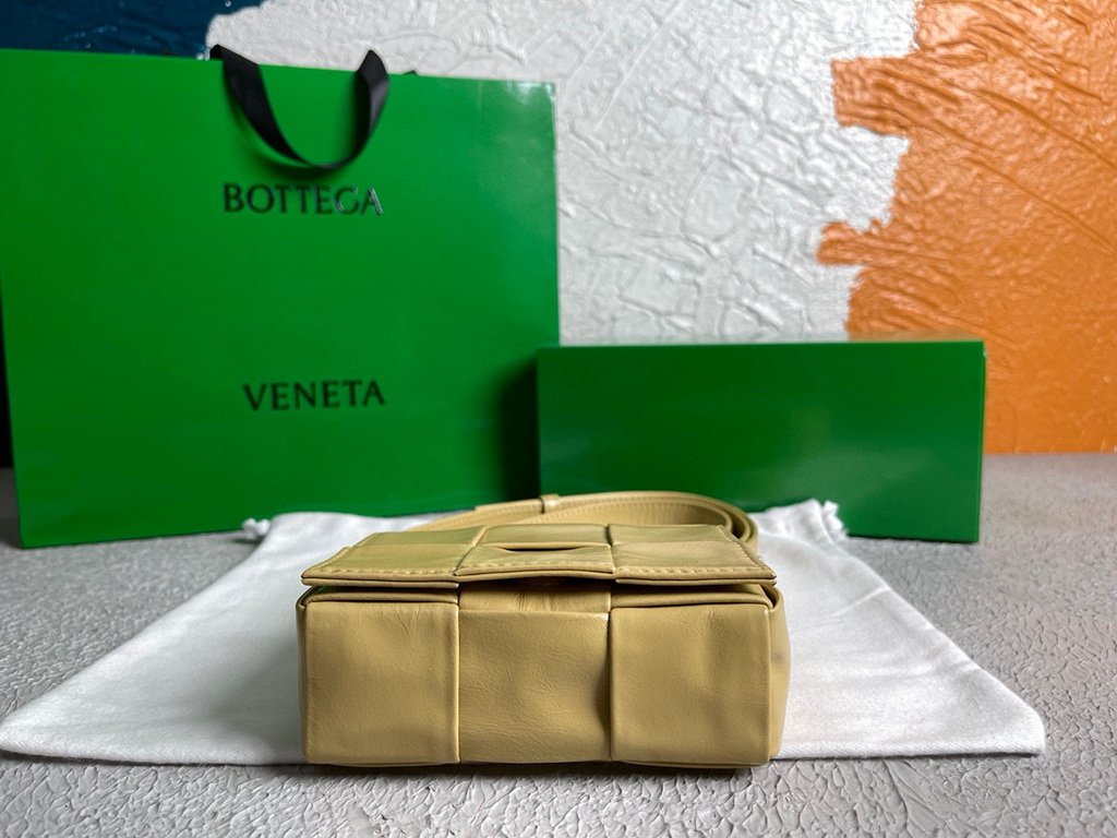 Bottega Veneta BV 666688 Cassette Shoulder Bag 33993 Apricot