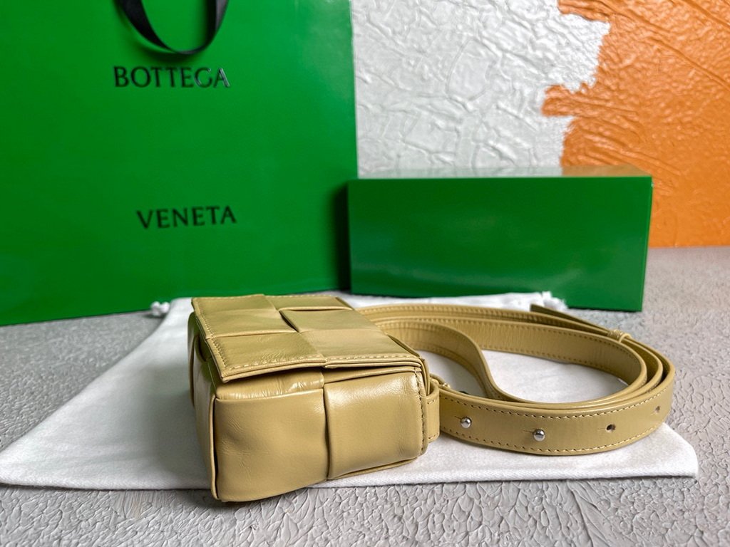 Bottega Veneta BV 666688 Cassette Shoulder Bag 33993 Apricot
