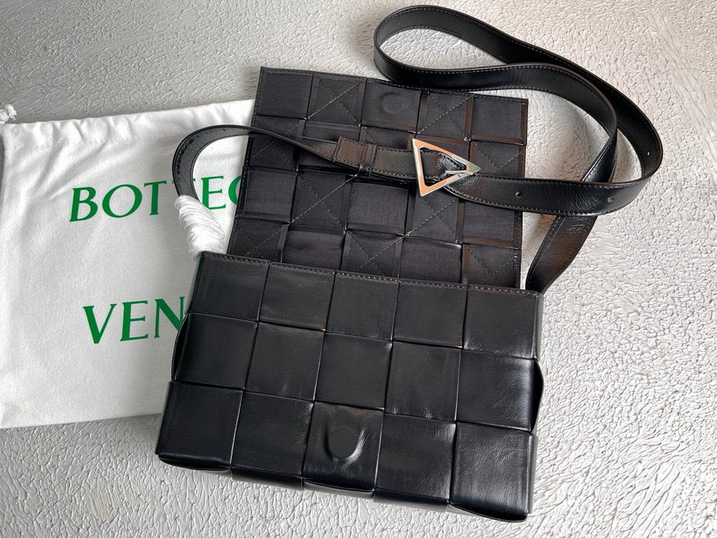 Bottega Veneta BV 667298 Cassette Cross-body Bag 33993 Black