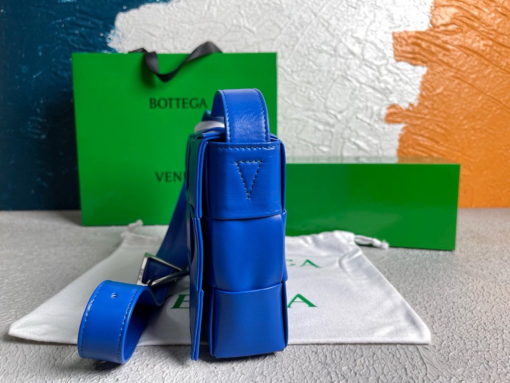 Bottega Veneta BV 667298 Cassette Cross-body Bag 33993 Blue