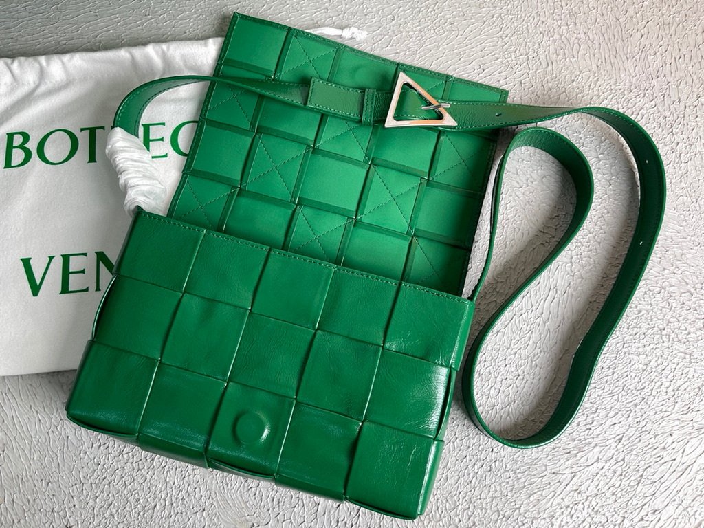 Bottega Veneta BV 667298 Cassette Cross-body Bag 33993 Green