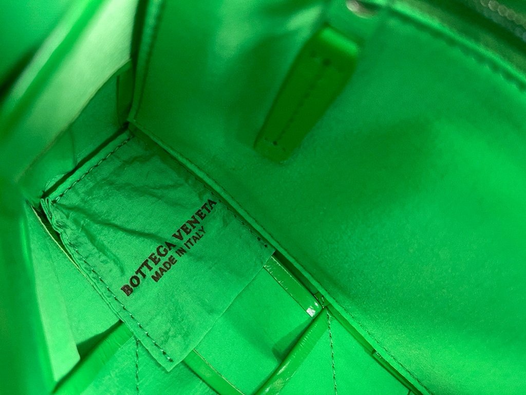 Bottega Veneta BV 667298 Cassette Cross-body Bag 33993 Light Green