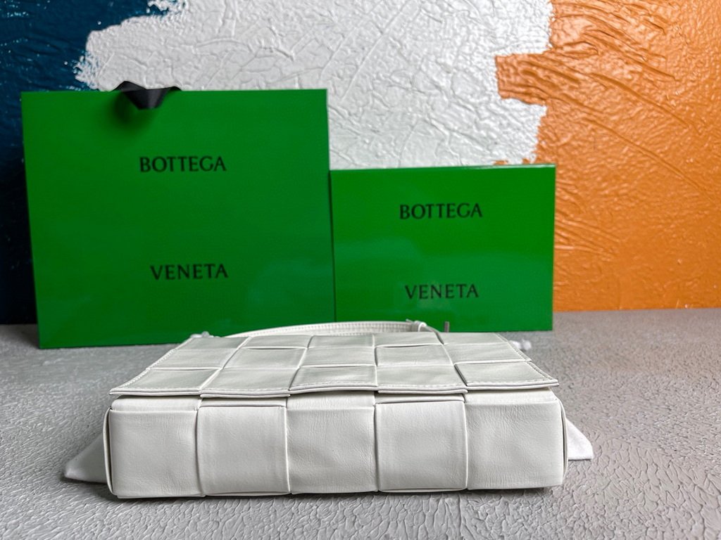 Bottega Veneta BV 667298 Cassette Cross-body Bag 33993 White