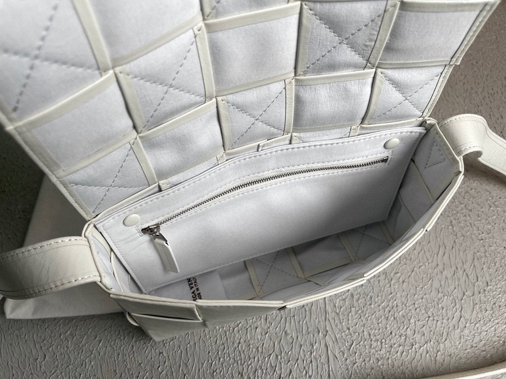 Bottega Veneta BV 667298 Cassette Cross-body Bag 33993 White