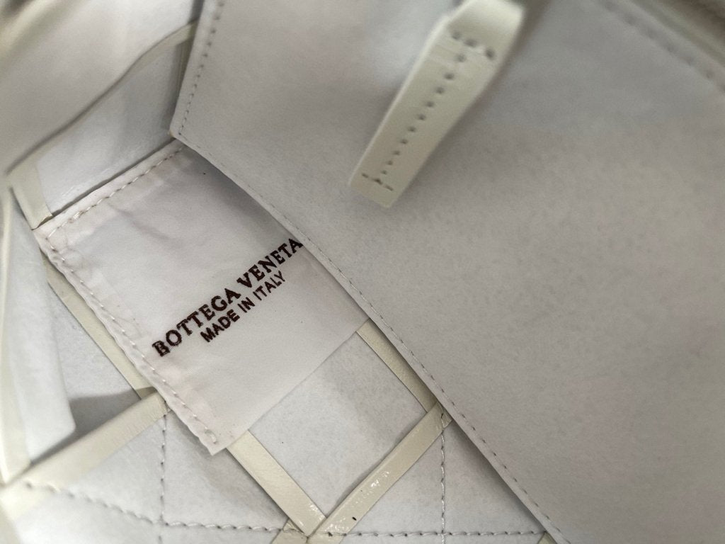 Bottega Veneta BV 667298 Cassette Cross-body Bag 33993 White