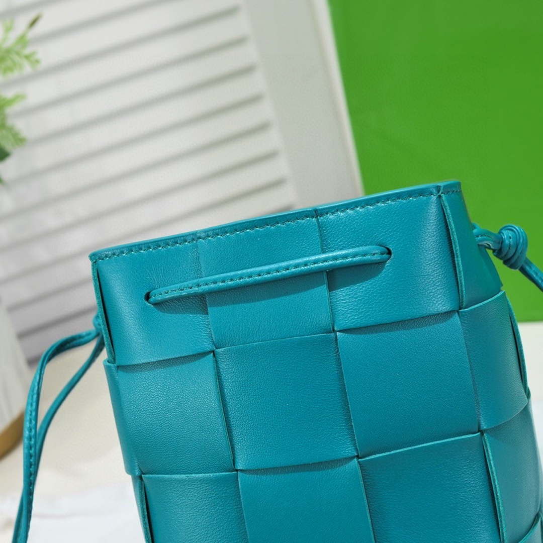 Bottega Veneta BV 680218 Small Cassette Cross-Body Bucket Blue