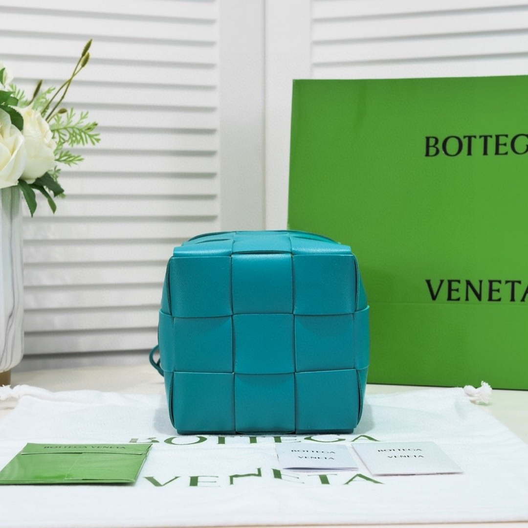 Bottega Veneta BV 680218 Small Cassette Cross-Body Bucket Blue - Default Title - View 4