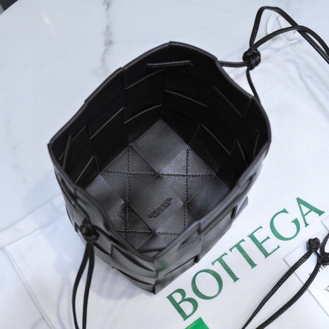 Bottega Veneta BV 680218 Small Cassette Cross-Body Bucket Black