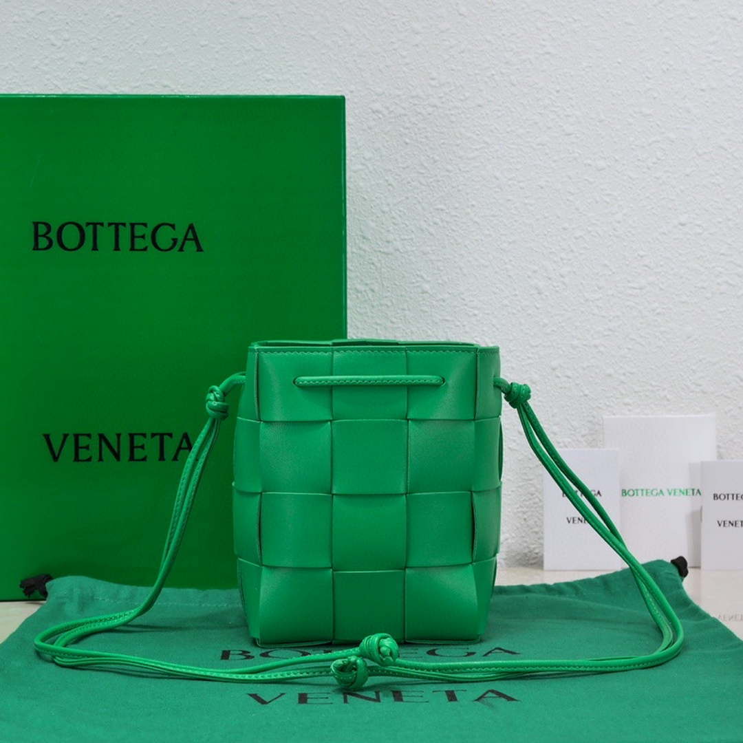 Bottega Veneta BV 680218 Small Cassette Cross-Body Bucket Green - Default Title - View 1
