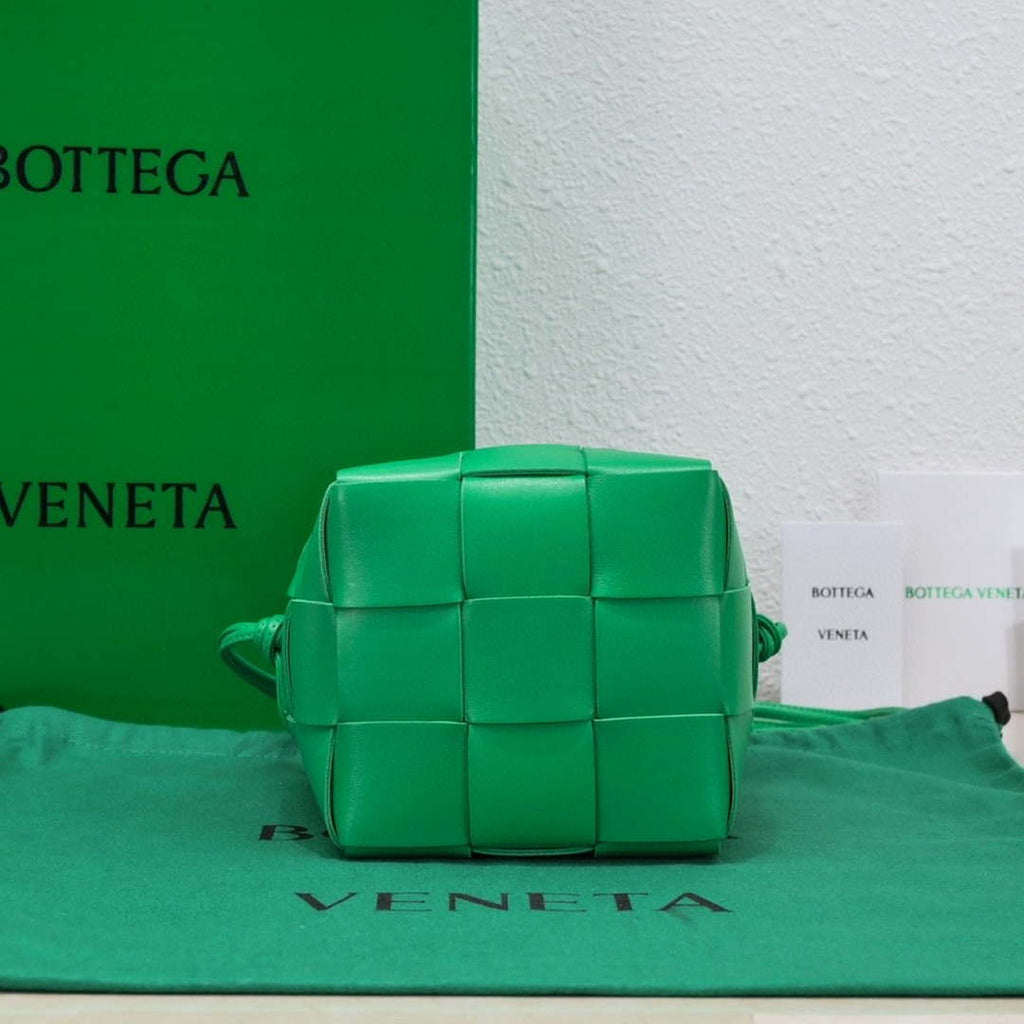 Bottega Veneta BV 680218 Small Cassette Cross-Body Bucket Green