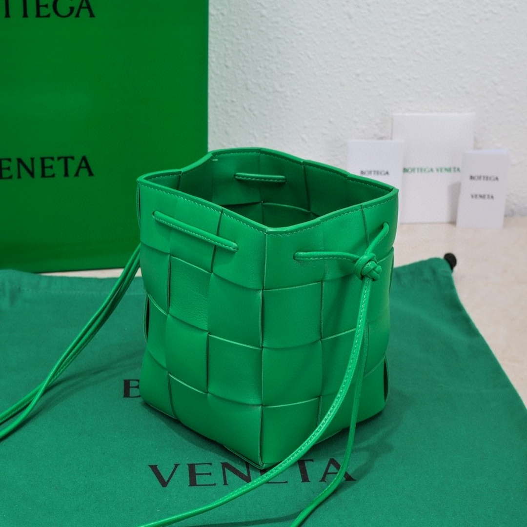 Bottega Veneta BV 680218 Small Cassette Cross-Body Bucket Green - Default Title - View 4