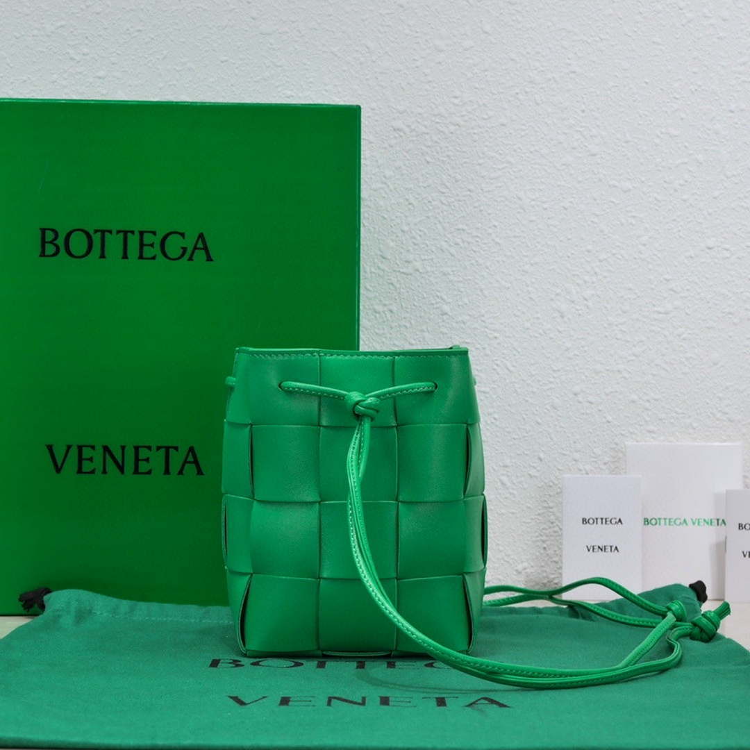 Bottega Veneta BV 680218 Small Cassette Cross-Body Bucket Green - Default Title - View 5