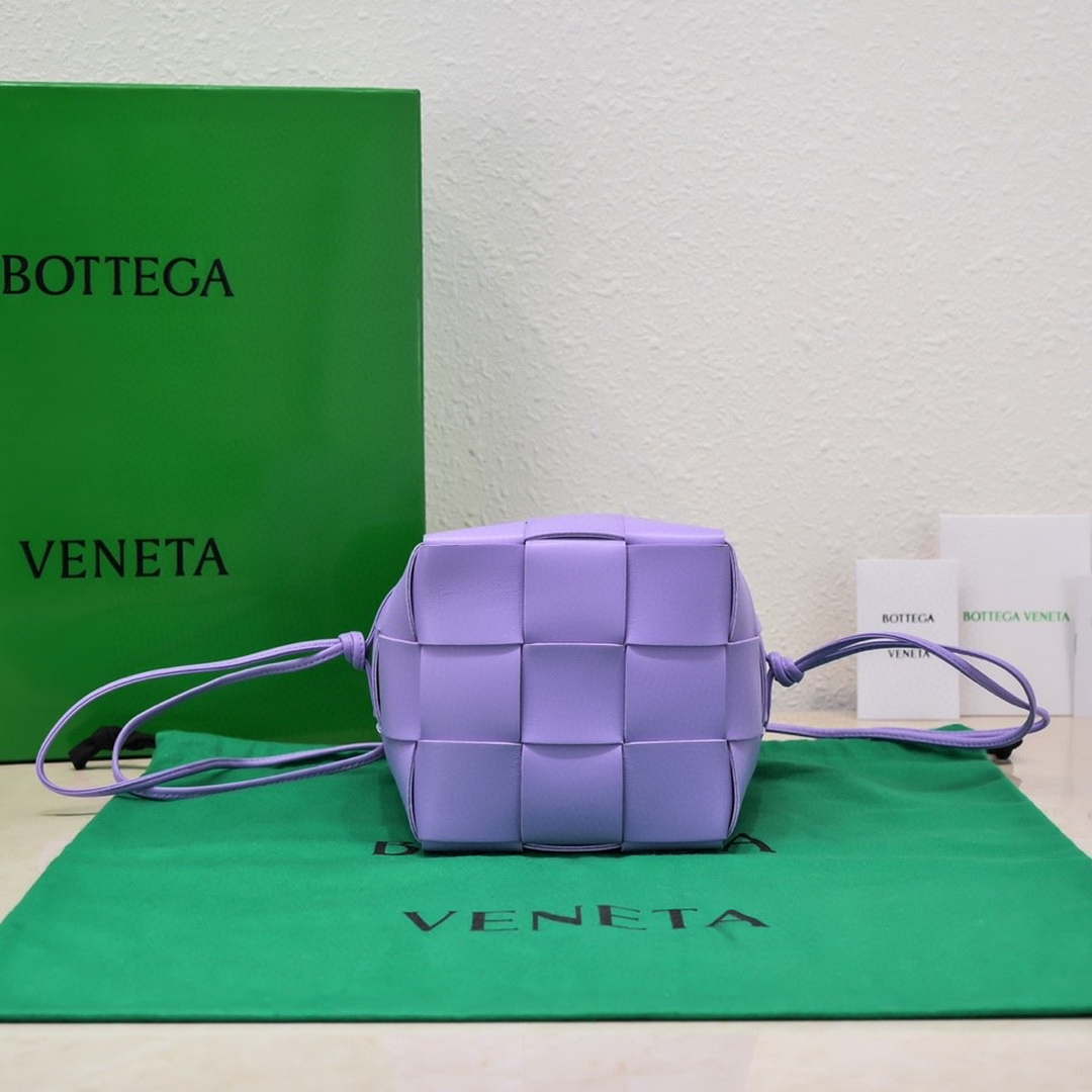 Bottega Veneta BV 680218 Small Cassette Cross-Body Bucket Purple