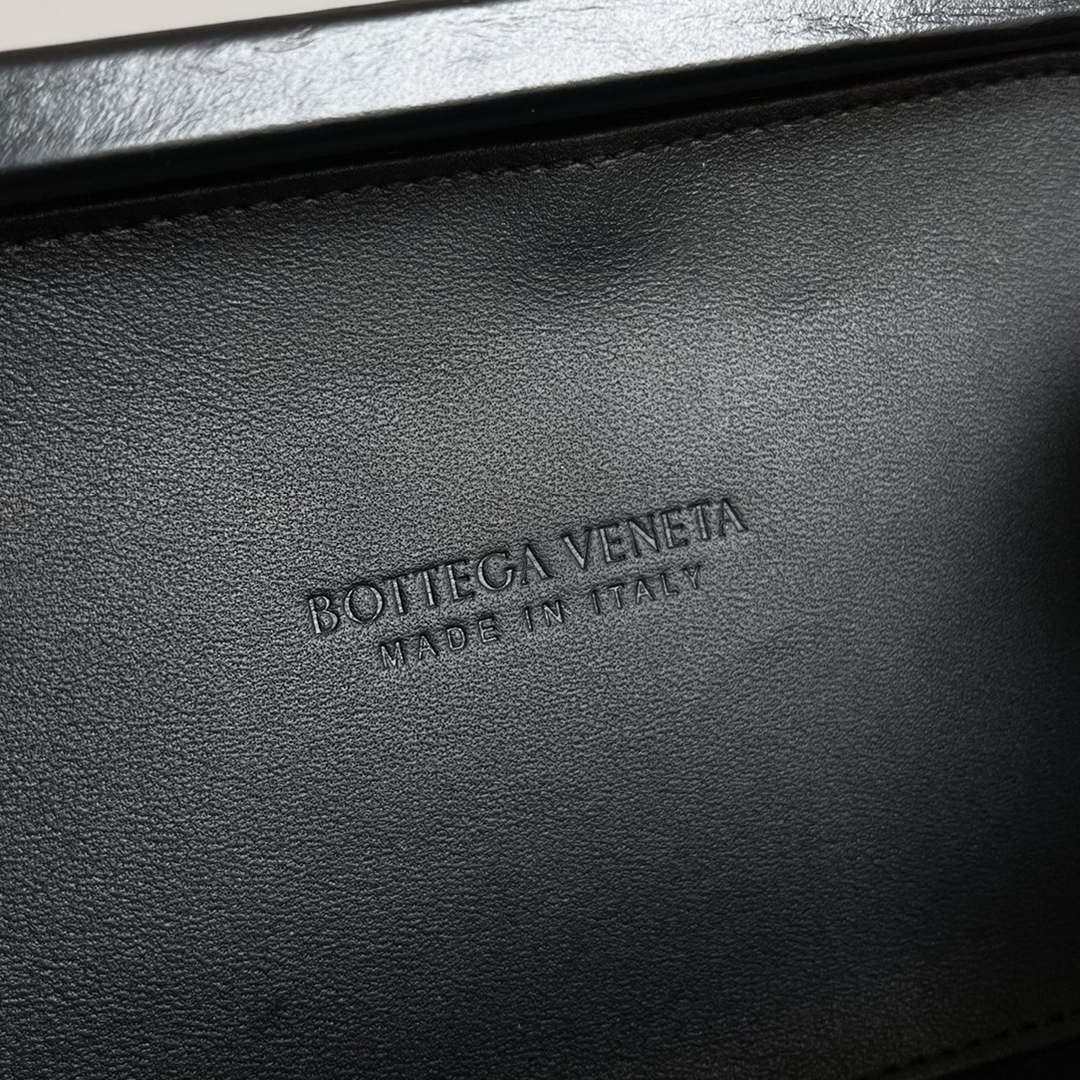 Bottega Veneta BV 717623 Knot Small Handbag With Strap BV10121