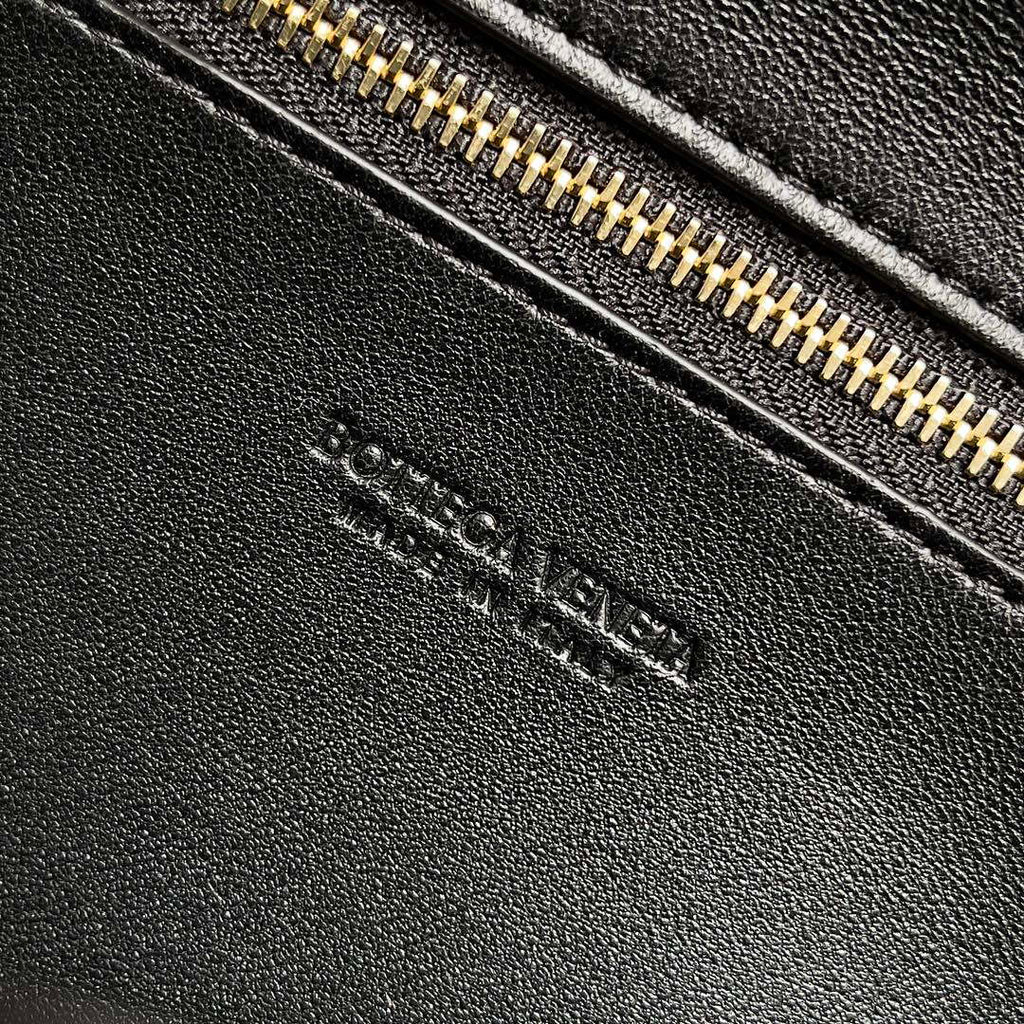 Bottega Veneta BV 741511 Long Clutch Andiamo With Handle Emerald Black