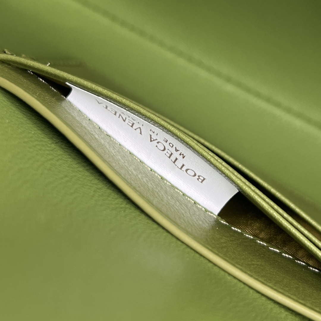 Bottega Veneta BV 741511 Long Clutch Andiamo With Handle Emerald Crocodile-grain Lambskin leather Lemon Green
