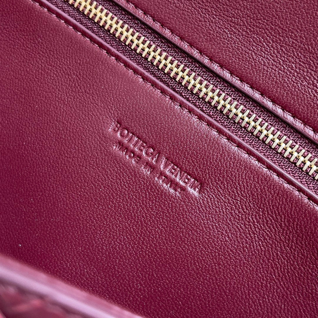 Bottega Veneta BV 741511 Long Clutch Andiamo With Handle Emerald Red