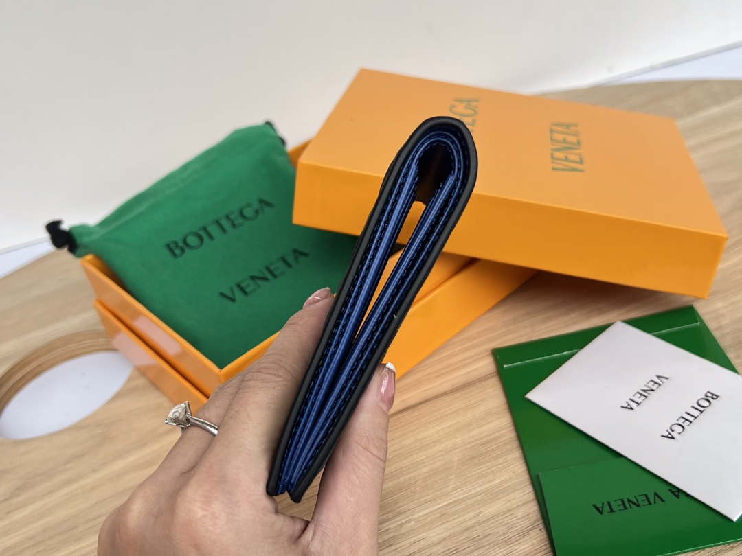 Bottega Veneta BV 743211 Intrecciato Bi-Fold Wallet BV70066