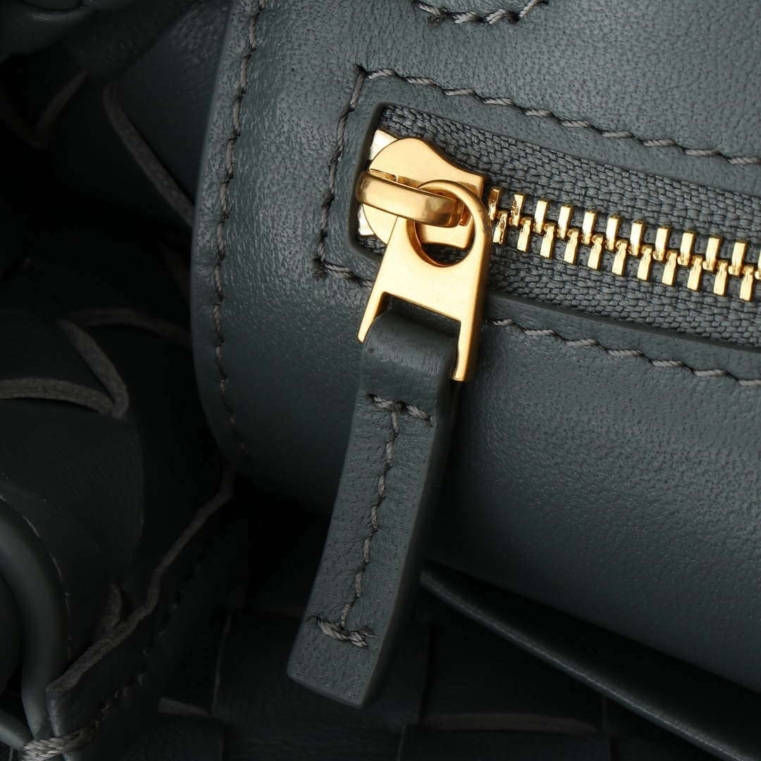 Bottega Veneta BV 743568 Small Andiamo BV9007