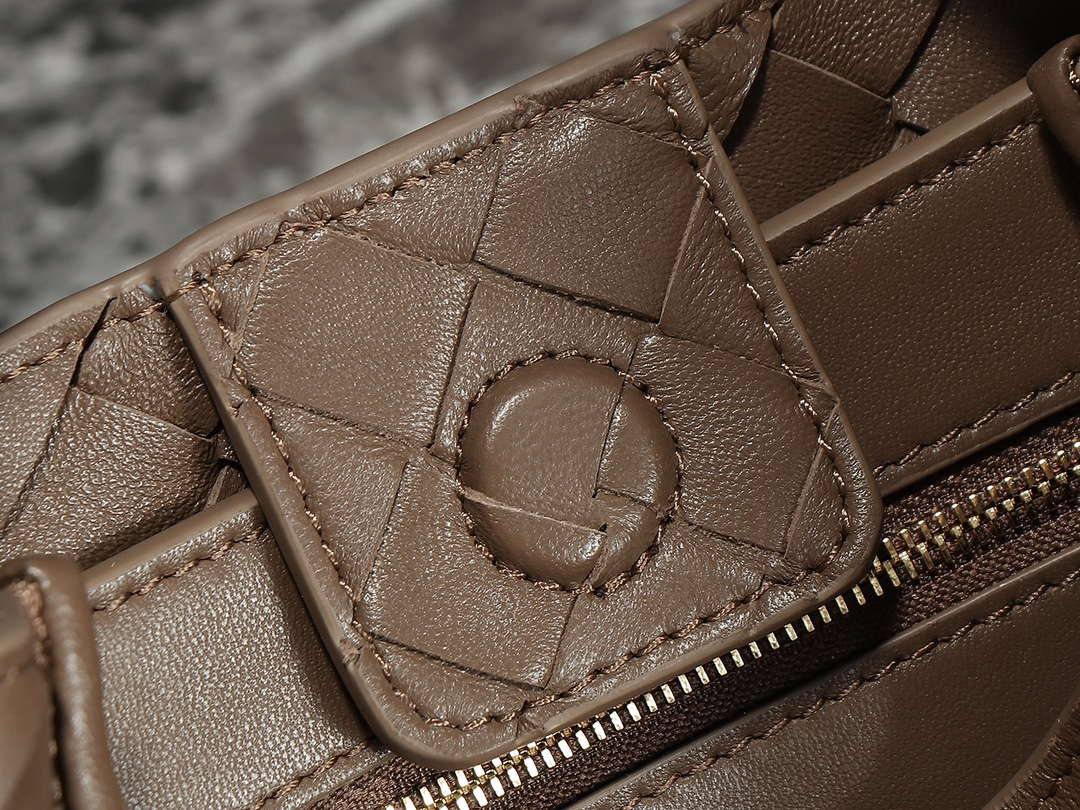 Bottega Veneta BV 766014 Small Andiamo BV9010