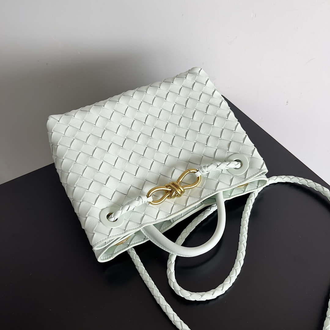 Bottega Veneta BV 743568 Small Andiamo Glacier blue