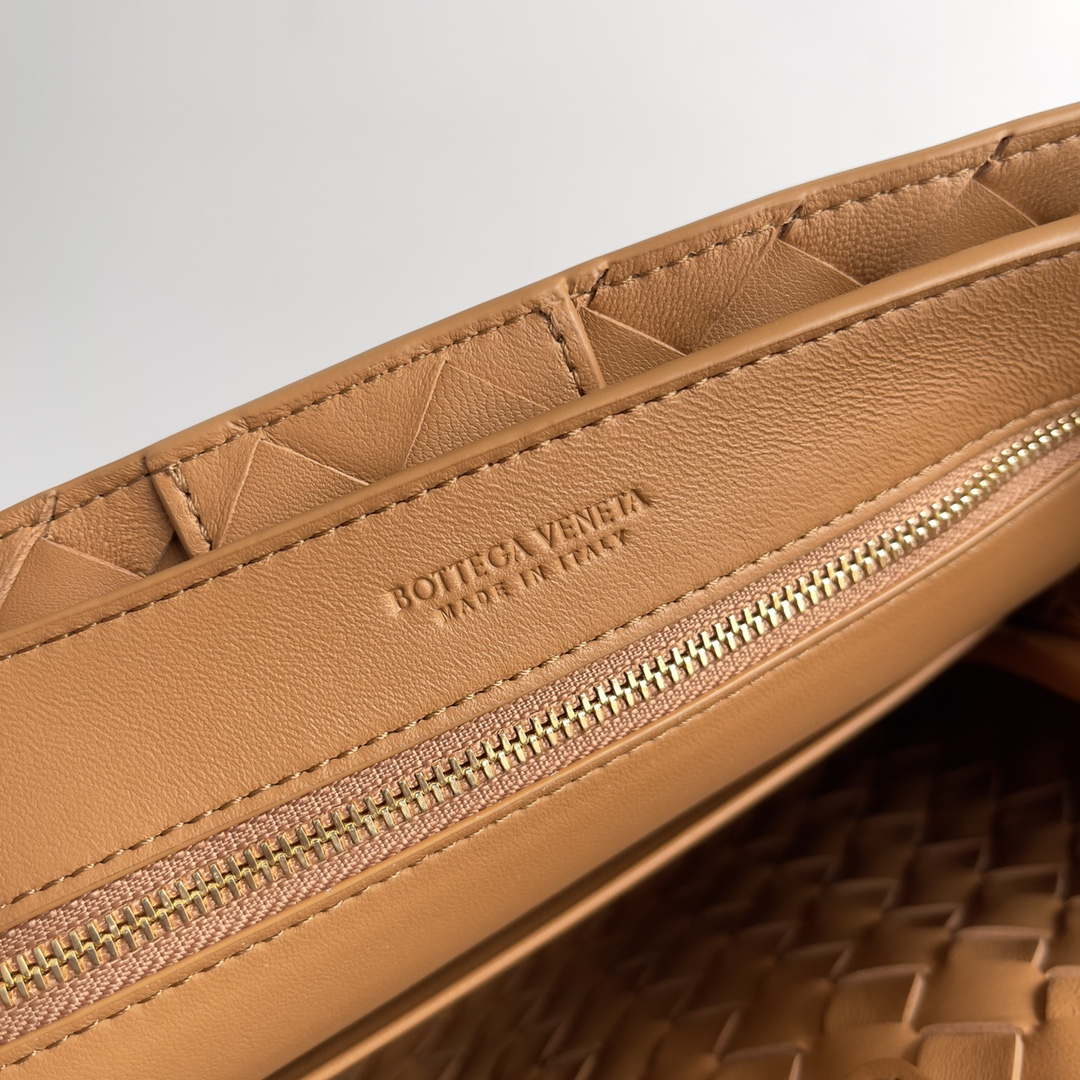 Bottega Veneta BV 743568 Small Andiamo Ligth Brown