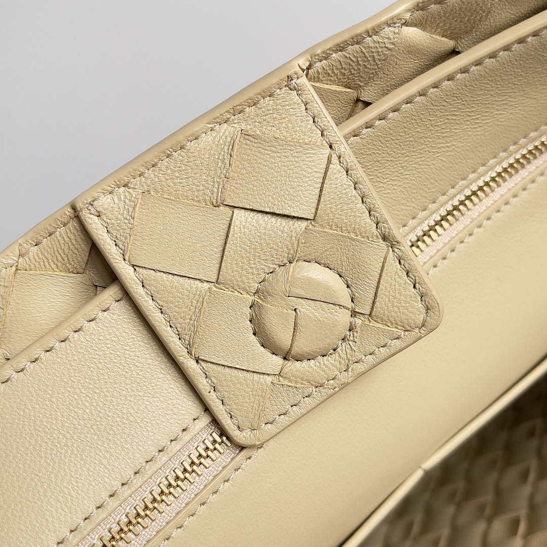 Bottega Veneta BV 743572 Medium Andiamo Apricot