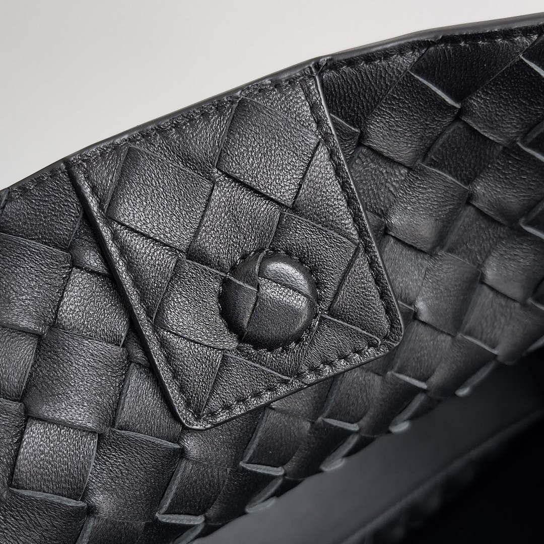 Bottega Veneta BV 743572 Medium Andiamo Black