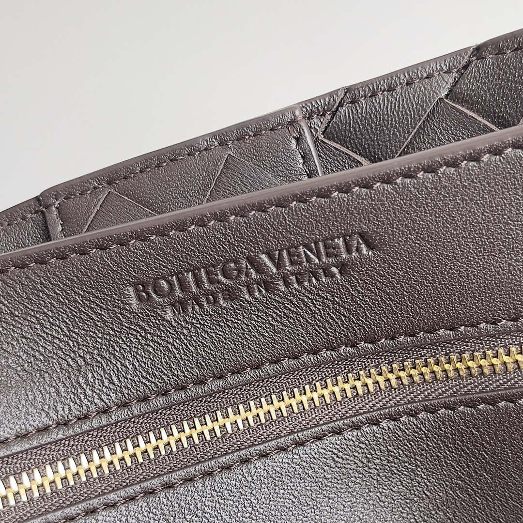 Bottega Veneta BV 743572 Medium Andiamo Drak Brown
