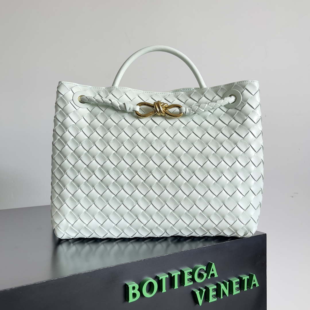 Bottega Veneta BV 743572 Medium Andiamo Glacier blue