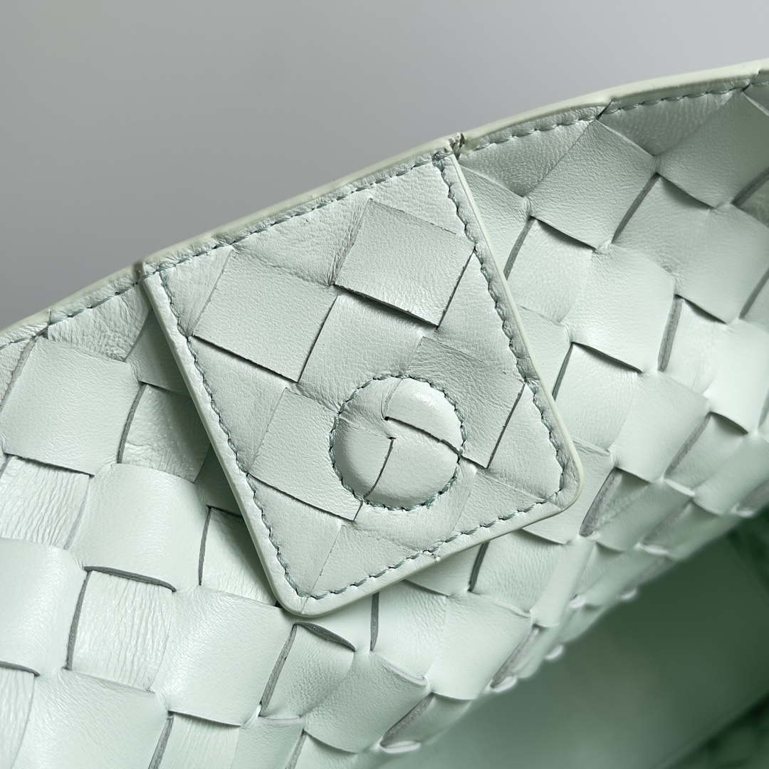 Bottega Veneta BV 743572 Medium Andiamo Glacier blue
