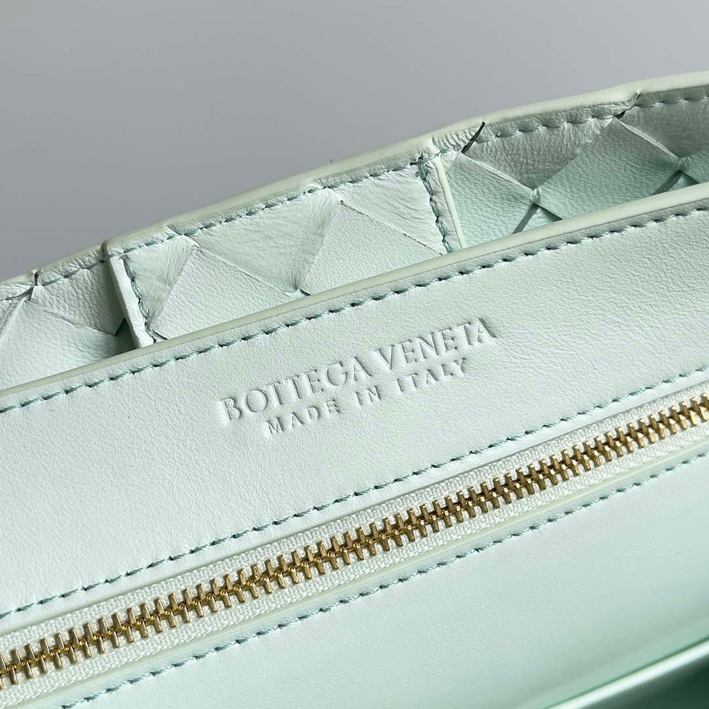 Bottega Veneta BV 743572 Medium Andiamo Glacier blue