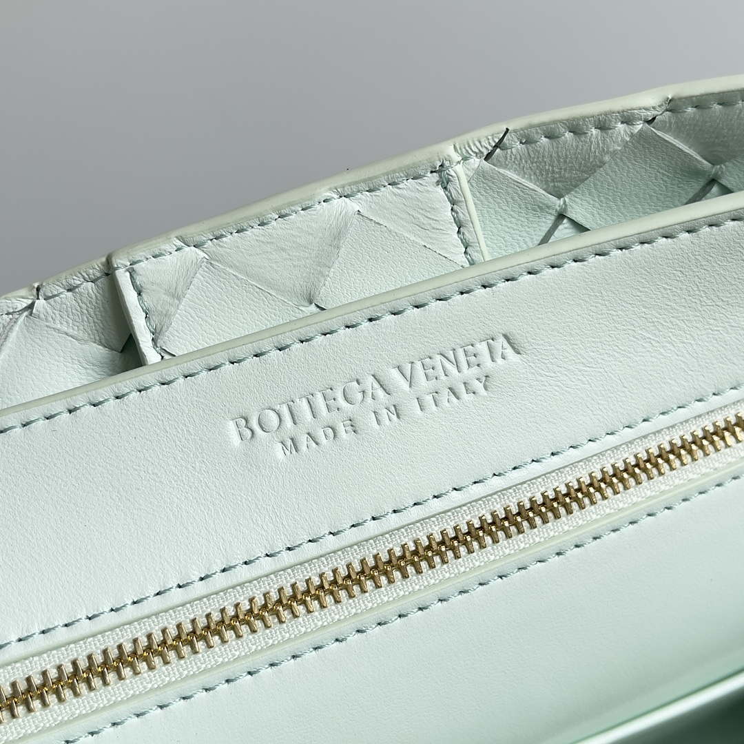 Bottega Veneta BV 743572 Medium Andiamo Glacier blue