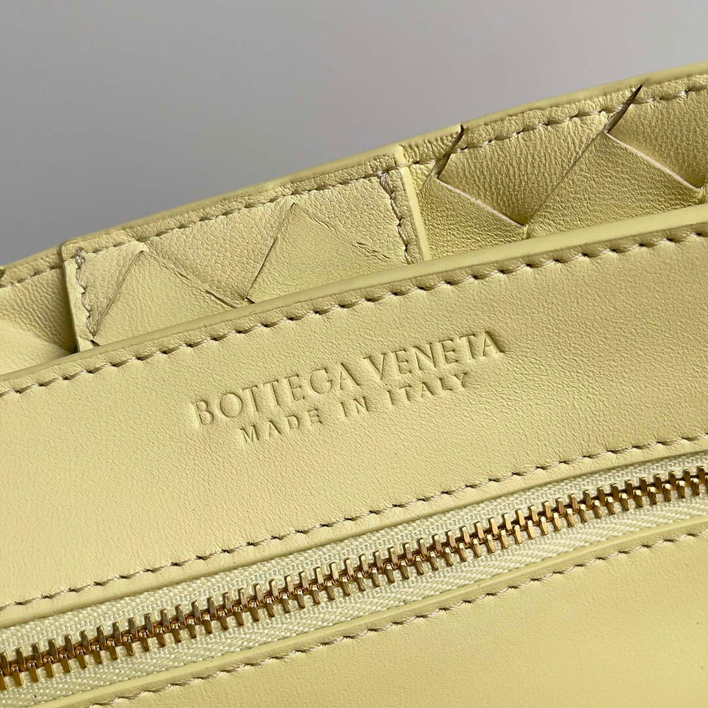 Bottega Veneta BV 743572 Medium Andiamo Ligth Yellow