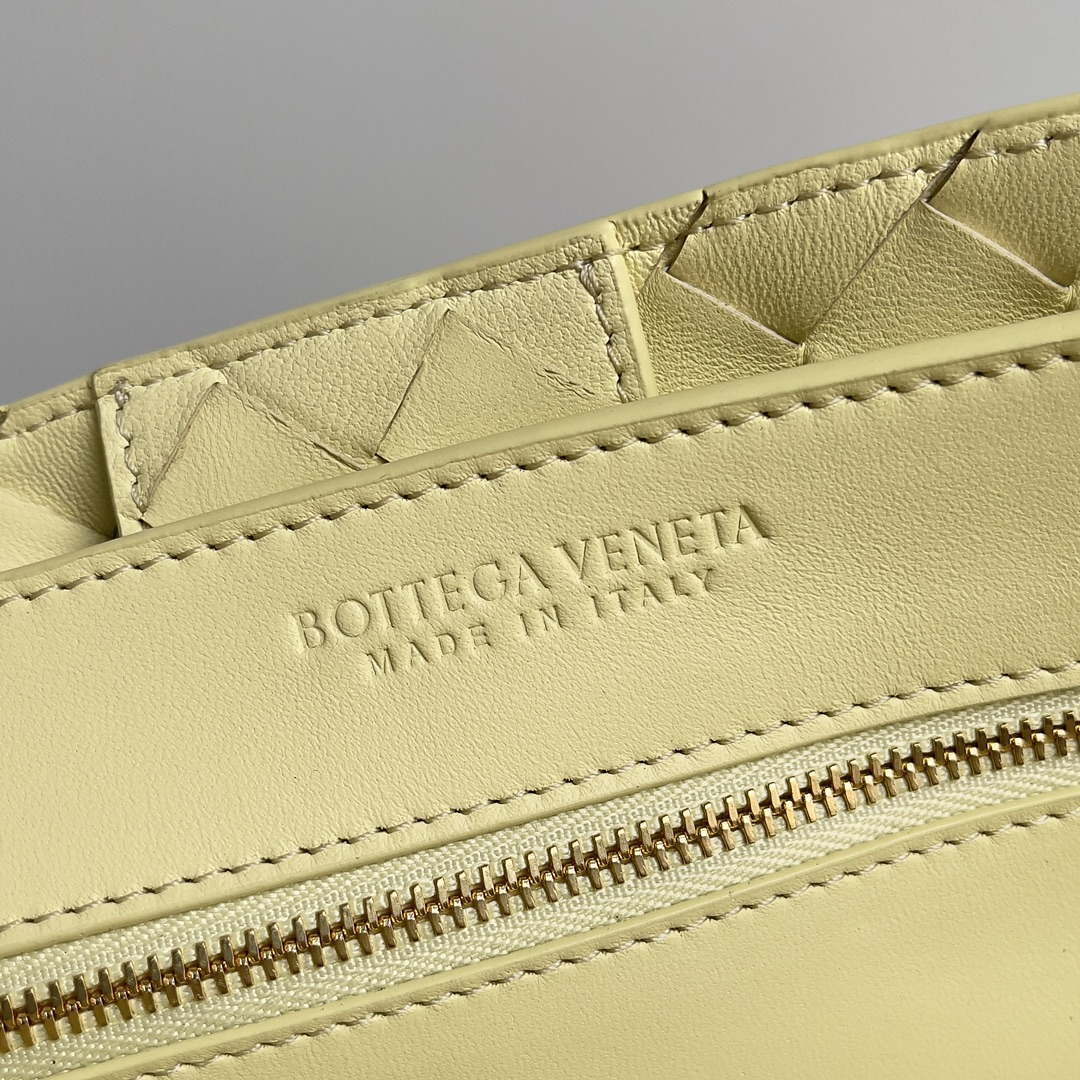 Bottega Veneta BV 743572 Medium Andiamo Ligth Yellow