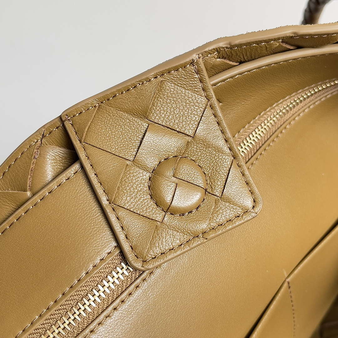 Bottega Veneta BV 743572 Medium Andiamo With Suede Brown