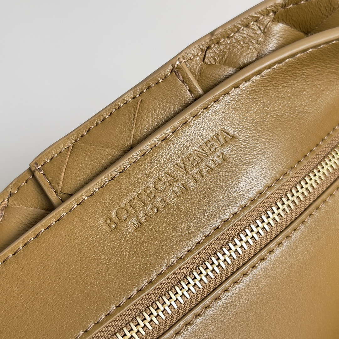 Bottega Veneta BV 743572 Medium Andiamo With Suede Brown