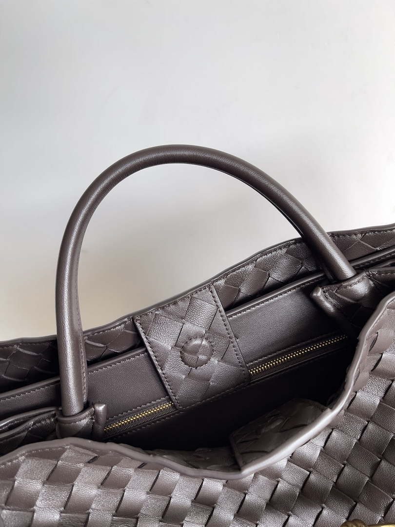 Bottega Veneta BV 743575 Large Andiamo Dark Brown