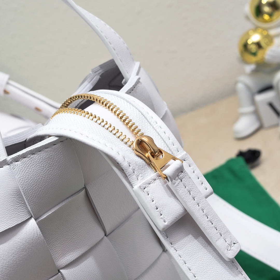 Bottega Veneta BV 7466 Bowling bag White