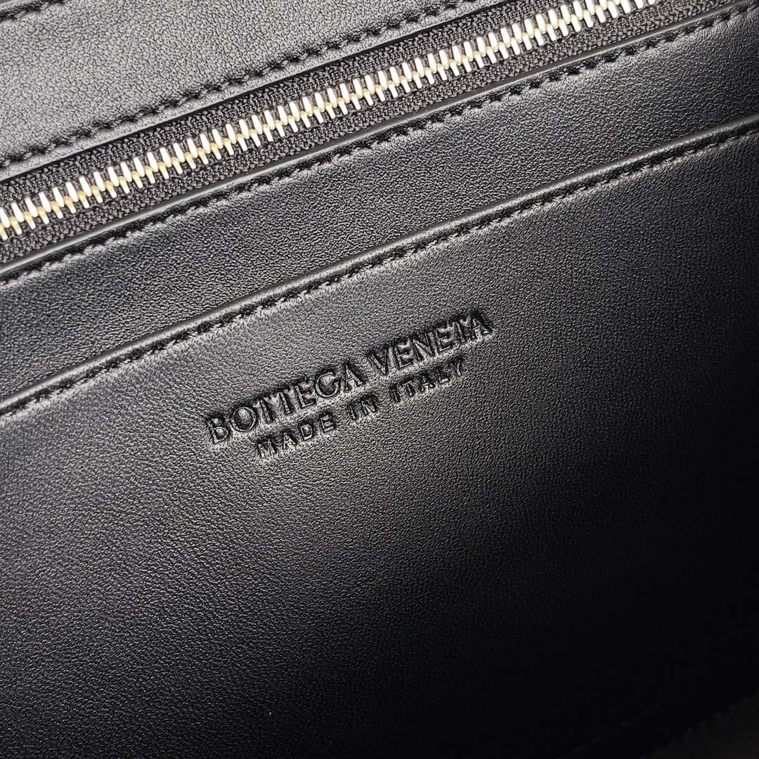 Bottega Veneta BV 754990 Small East/West Andiamo Black