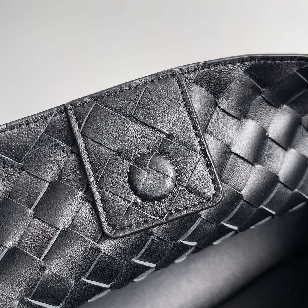 Bottega Veneta BV 754990 Small East/West Andiamo Black