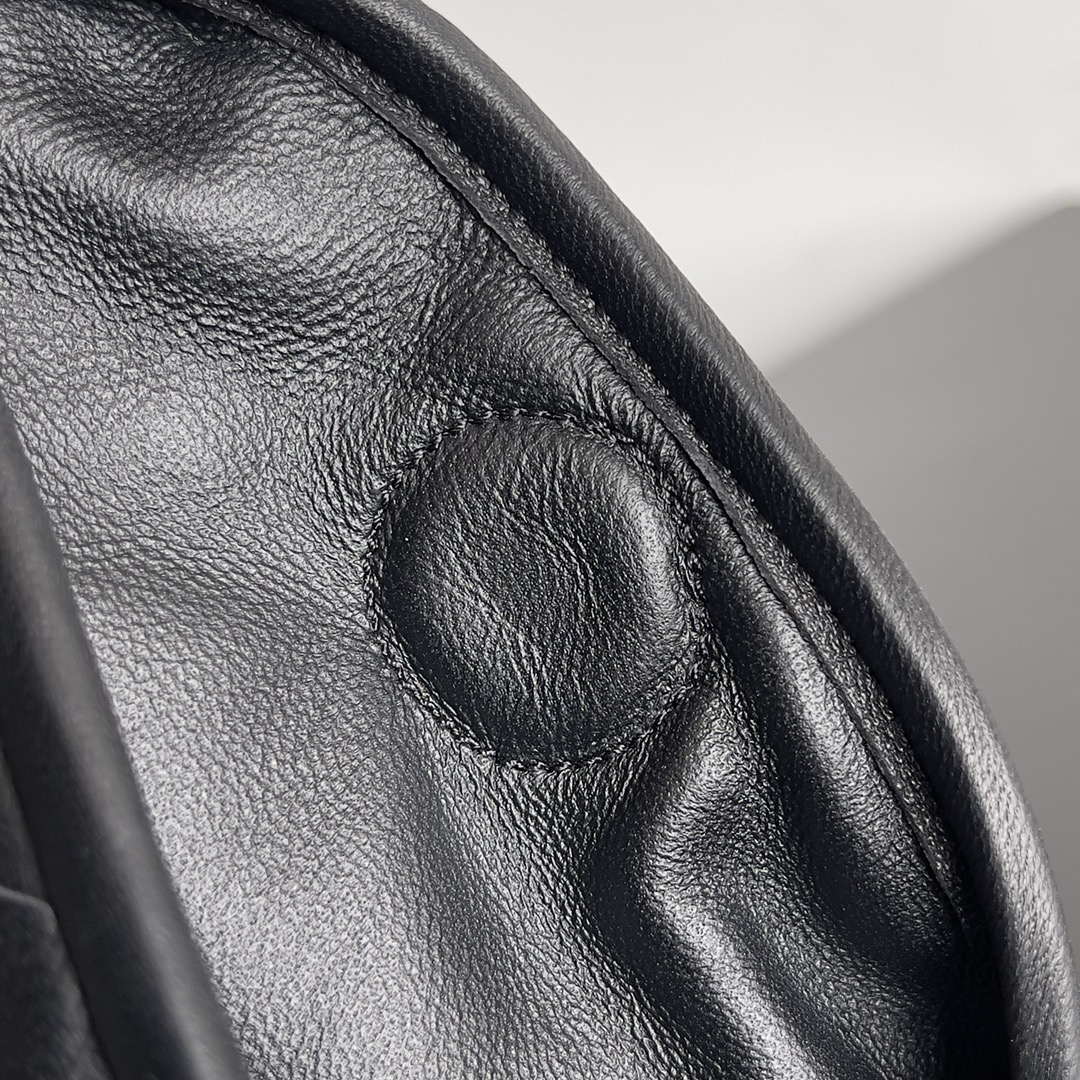 Bottega Veneta BV 763966 Small Hop oyster Bag Black