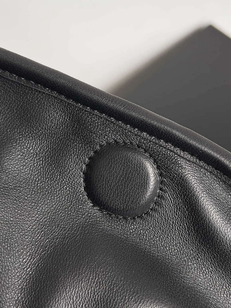 Bottega Veneta BV 763970 Large Hop Fondant Bag Black
