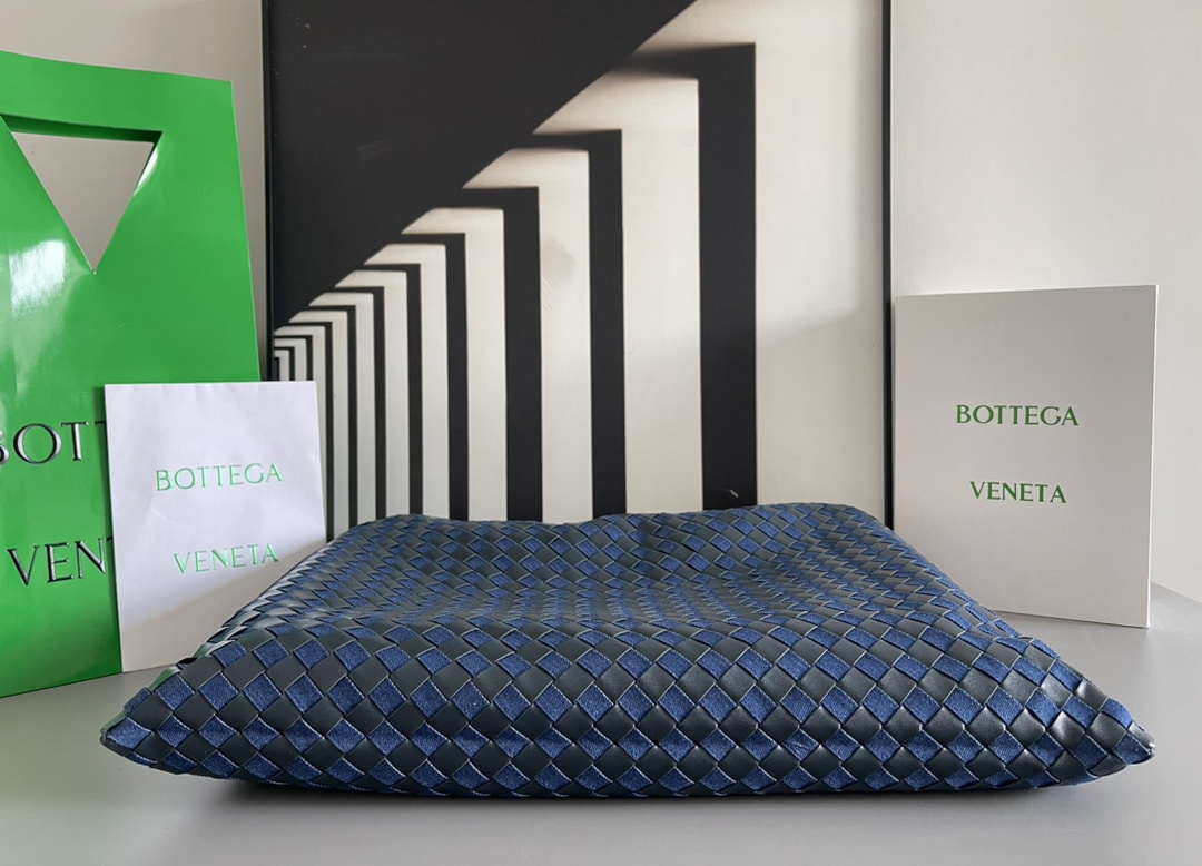 Bottega Veneta BV 763970 Large Hop Fondant Bag Blue