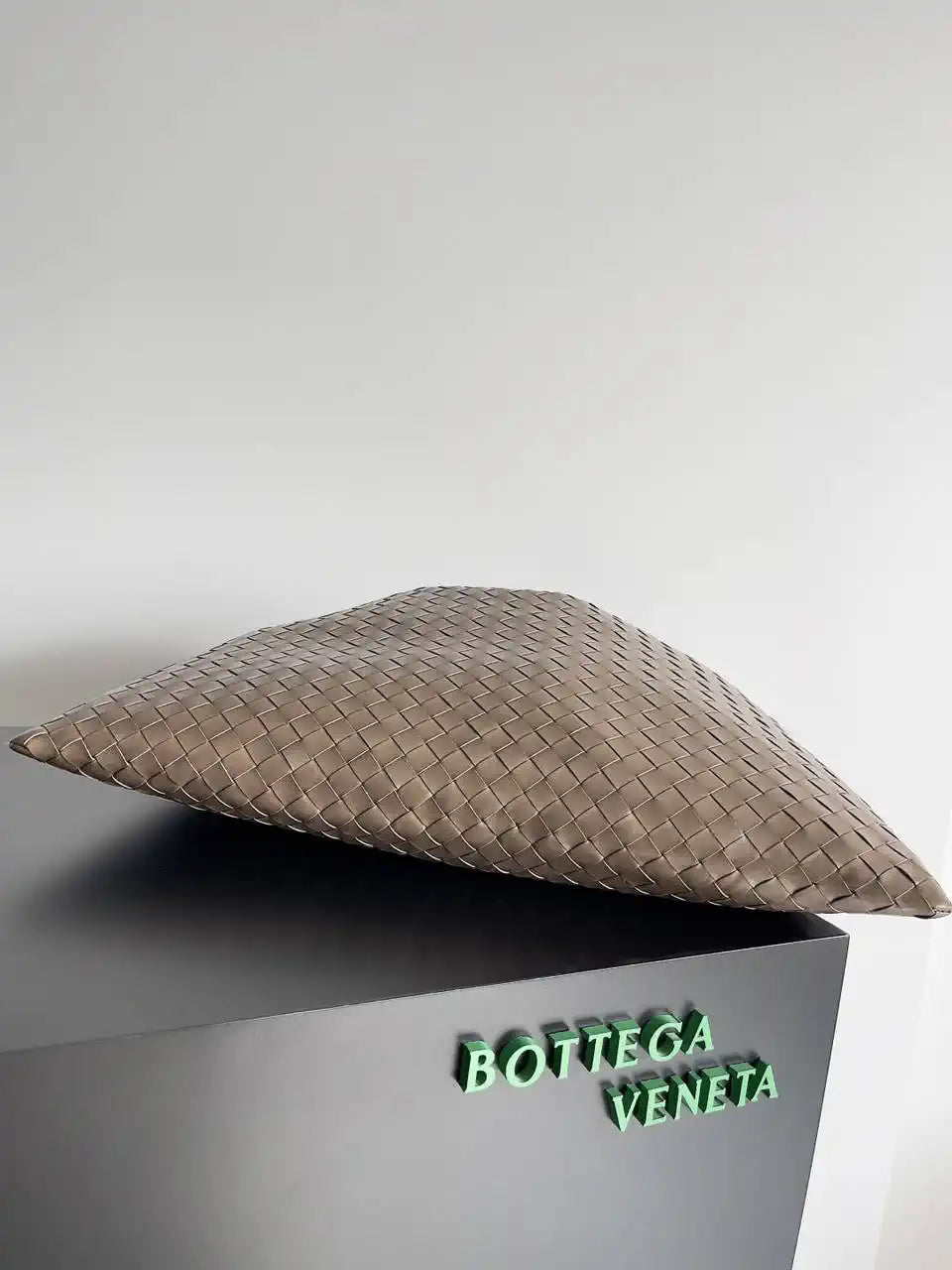Bottega Veneta BV 763970 Large Hop Fondant Bag Coffer