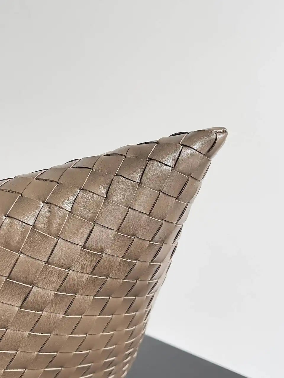 Bottega Veneta BV 763970 Large Hop Fondant Bag Coffer