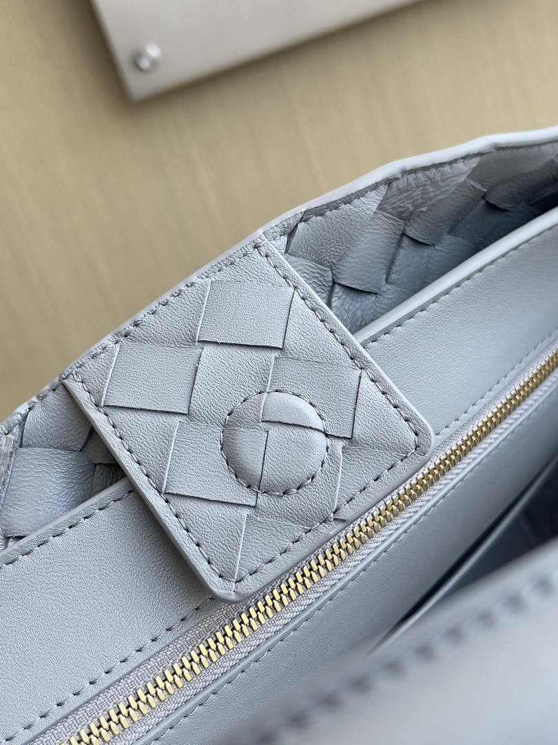 Bottega Veneta BV 766016 Medium Andiamo Suede BV90131