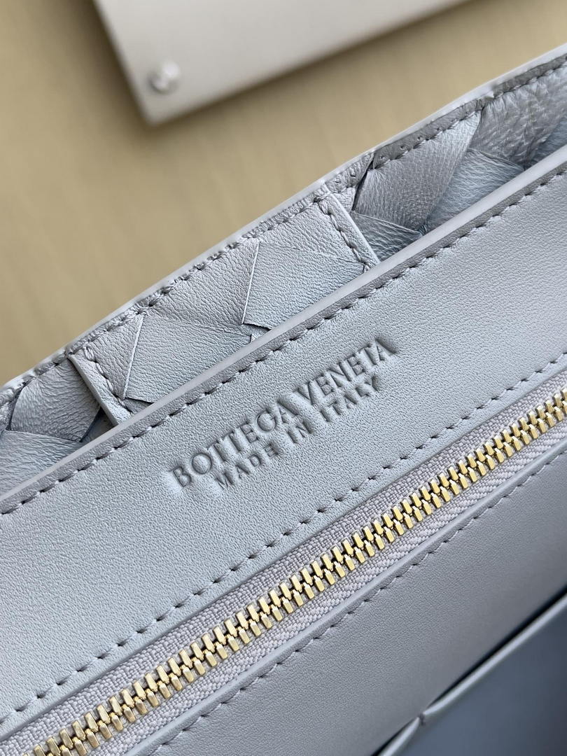 Bottega Veneta BV 766016 Medium Andiamo Suede BV90131